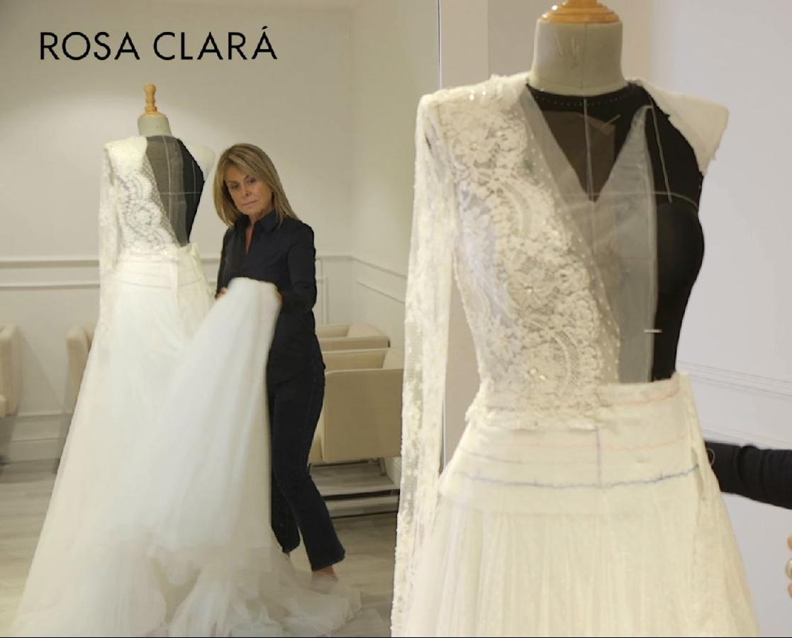 Rosa Clará. La diseñadora, en una imagen tomada durante la creación del vestido de la novia. Debido a la privacidad del evento aún no se han podido ver fotos de los novios, pero la firma ha compartido algunos detalles del mismo.