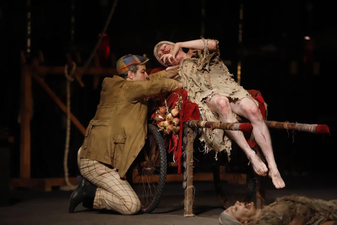 La representación de «Divinas palabras» en el Gran Teatro de Córdoba, en imágenes