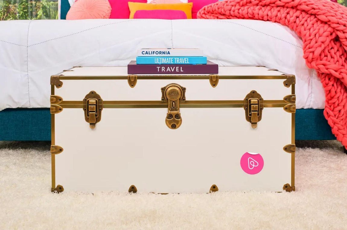 Barbie Malibu Dreamhouse. La muñeca es viajera e inquieta y Mattel ha sabido encajar todas sus cualidades al construir su mansión. A los pies de la cama hay libros de viajes y una maleta siempre preparada para la próxima aventura