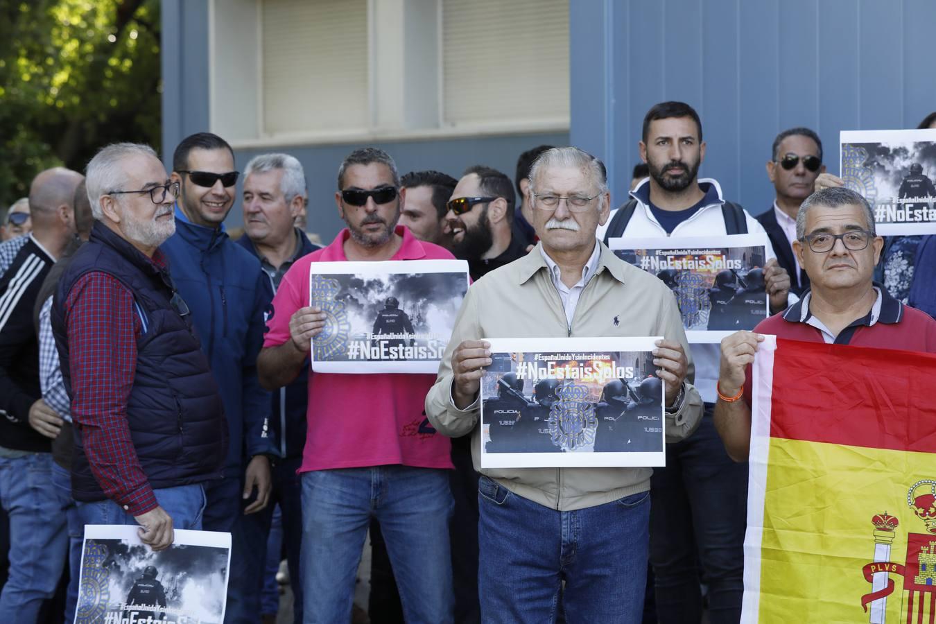 La concentración en Córdoba de apoyo a los policías en Cataluña, en imágenes