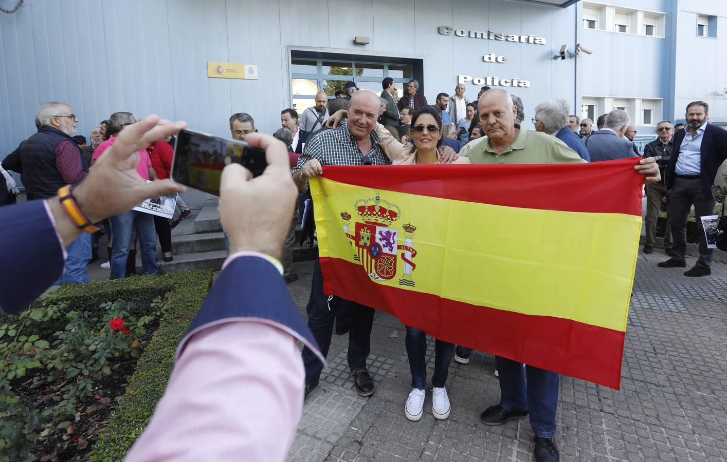 La concentración en Córdoba de apoyo a los policías en Cataluña, en imágenes