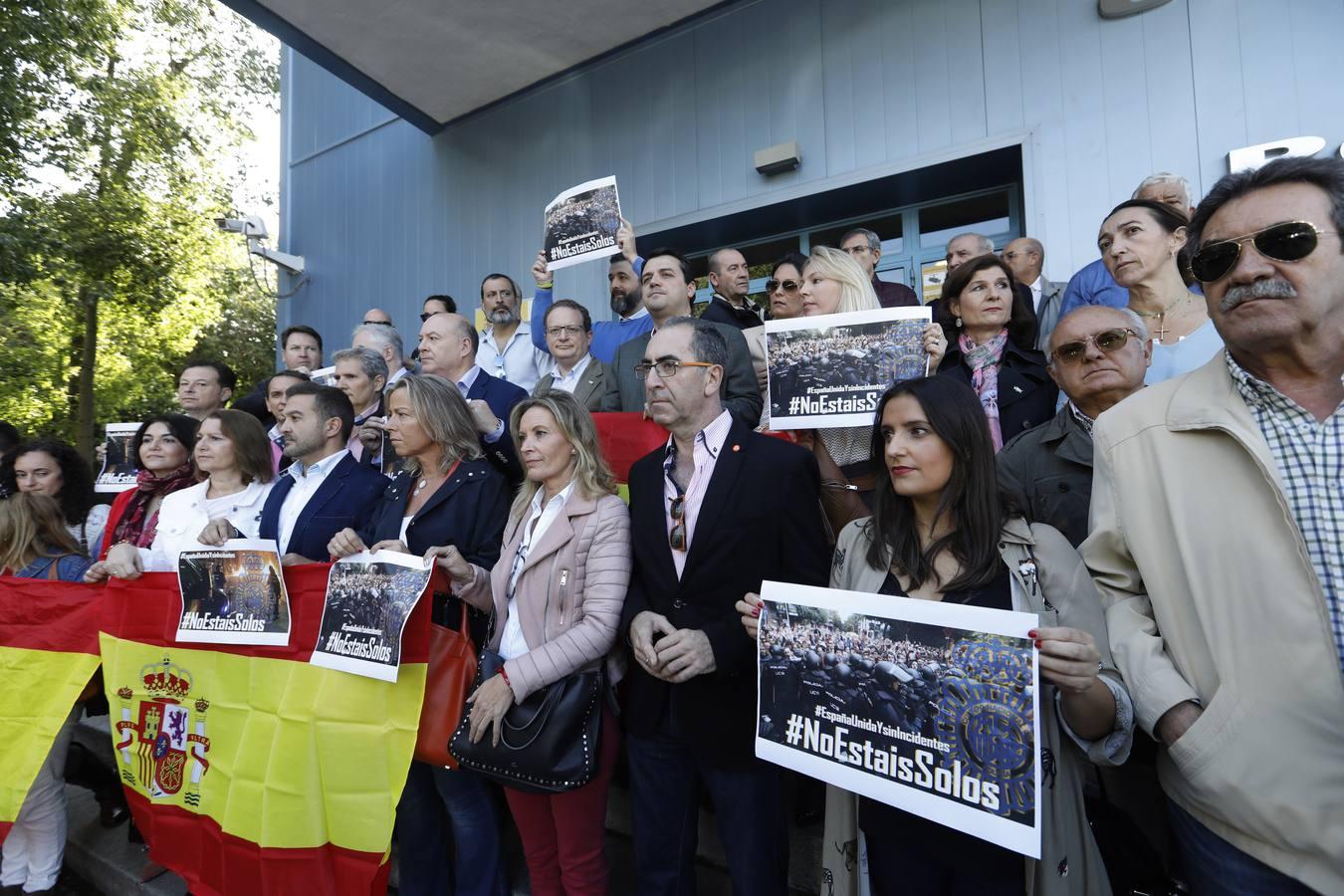 La concentración en Córdoba de apoyo a los policías en Cataluña, en imágenes