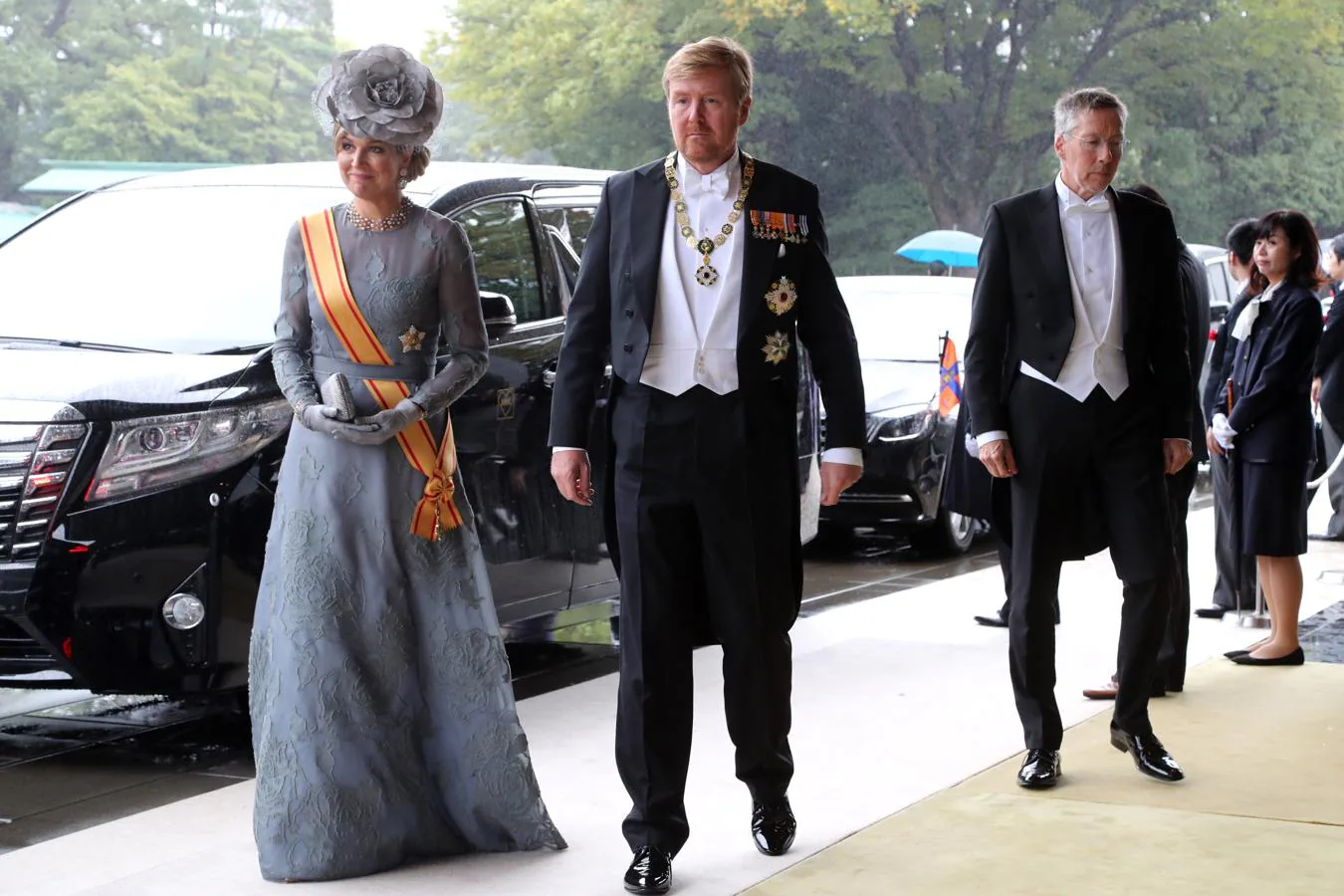 El rey de Holanda Guillermo Alejandro y la reina Máxima llegan al Palacio Imperial, lugar donde se efectuará la ceremonia. 