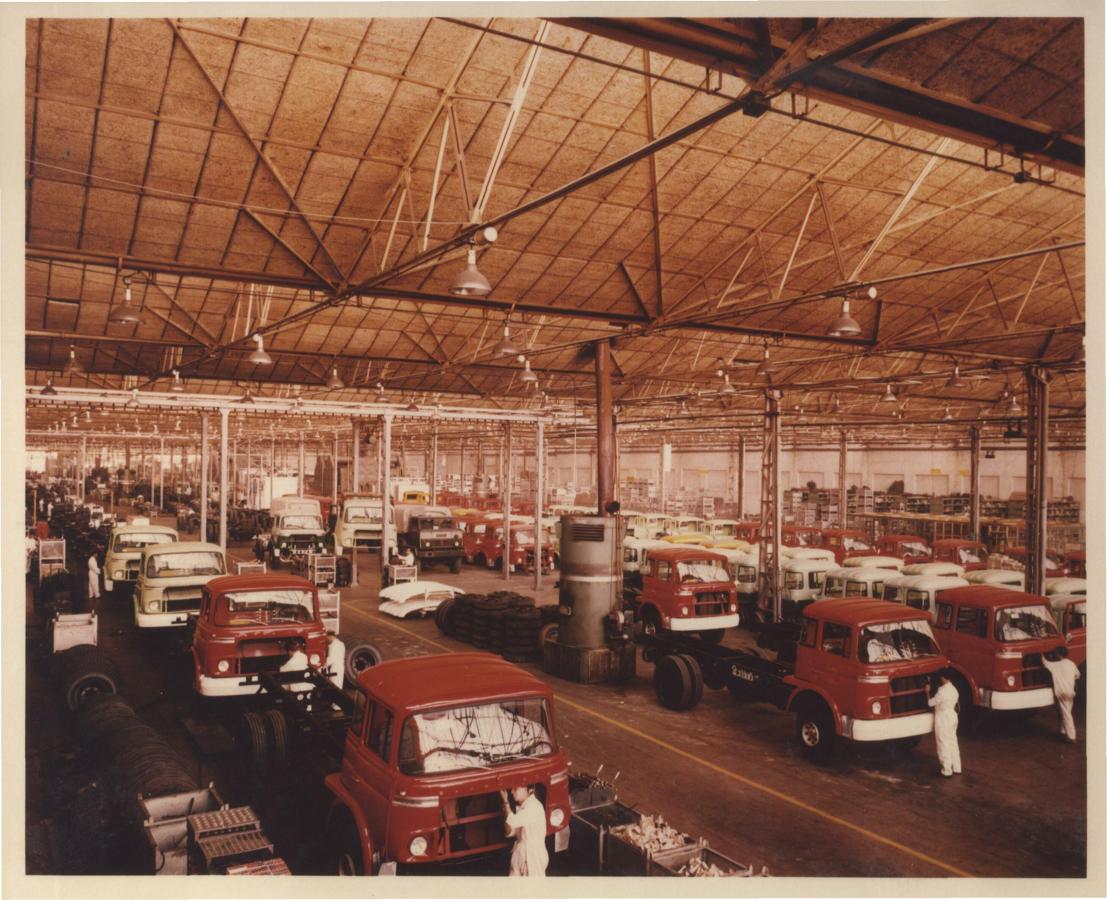 Fábrica Barreiros Diésel en Villaverde. Interior. Planta de camiones. Líneade acoplamiento de las cabinas Panoramic al chasis. 1963.. 