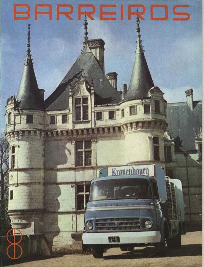 Camión botellero Barreiros transportando, en Francia, la famosa cervezaKronenbourg, delante de uno de los castillos de al Loire. Revista Barreirosnº 23 (junio de 1966).. 
