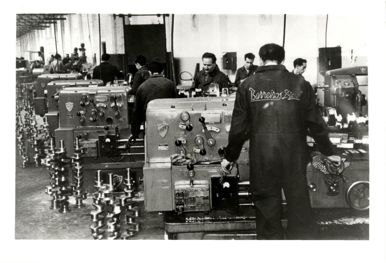 Operarios de Barreiros Diésel trabajando en distintas fases de la fabricaciónde motores en las factorías de Villaverde. 1956.. 