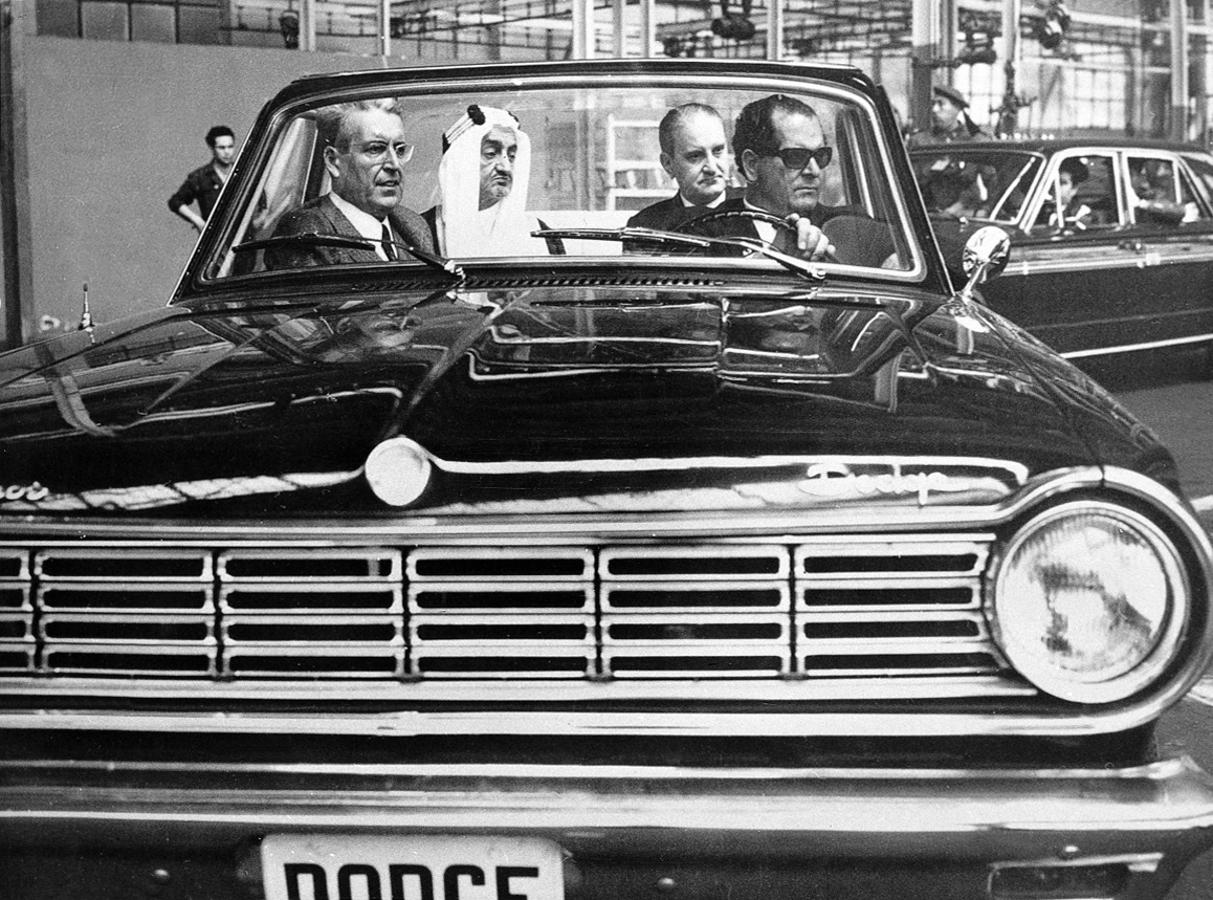 El rey Faisal de Arabia Saudita recorre la factoría de Villaverde en el Dodgecon techo de cristal, en junio de 1966. Eduardo Barreiros conduce elvehículo.. 