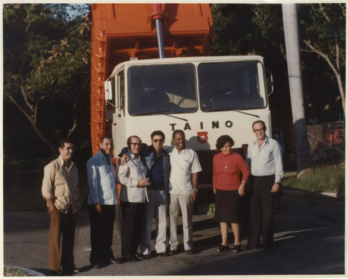 Eduardo Barreiros y colaboradores delante de un camión Taíno. La Habana(Cuba). 1980.. 