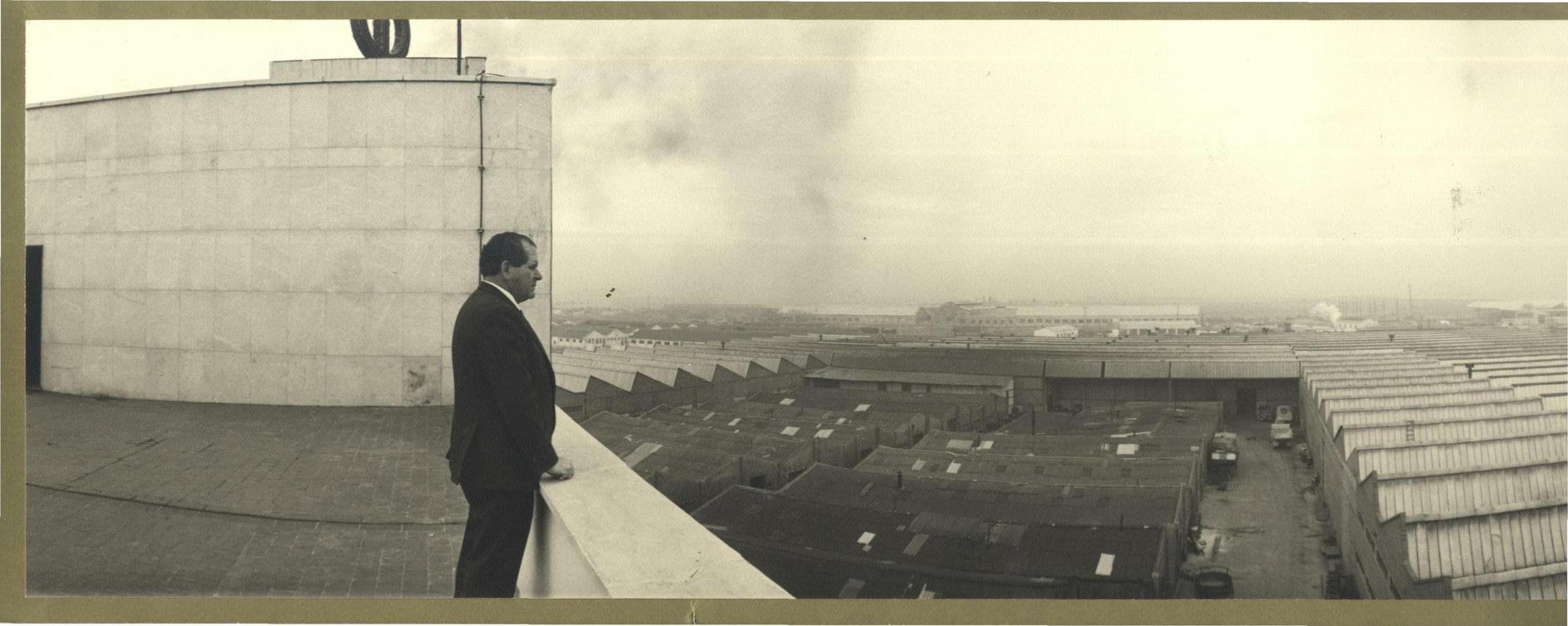 Eduardo Barreiros en la azotea de la factoría Barreiros Diesel en Villaverde(Madrid). Se asentaba en unos terrenos de dos millones de metroscuadrados.. 