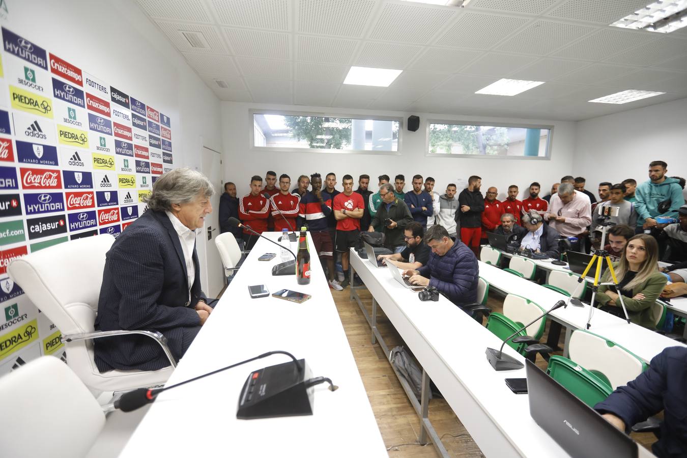 La despedida del técnico del Córdoba CF Enrique Martín, en imágenes