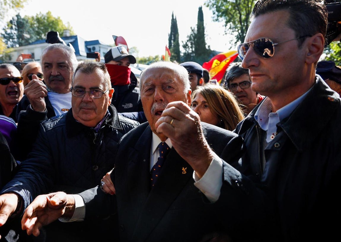 El ex teniente coronel de la Guardia Civil que encabezó el fallido golpe de Estado del 23 de febrero de 1981, Antonio Tejero, se ha sumado a los manifestantes que se concentran en las inmediaciones del cementerio de El Pardo-Mingorrubio, donde serán reinhumados los restos de Francisco Franco.. 