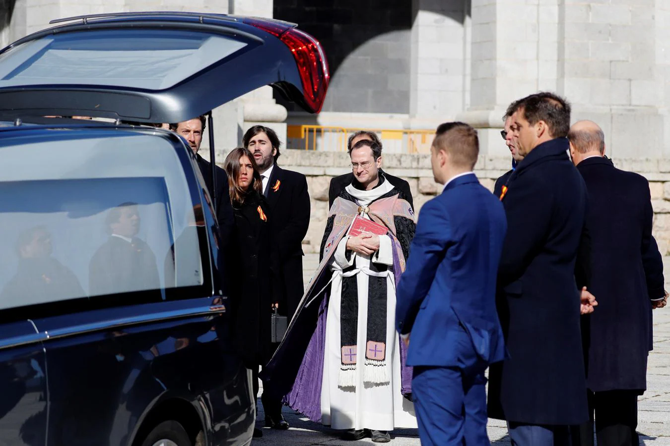Los familiares de Franco junto con el prior Santiago Cantera meten el féretro en un coche para su traslado al helicóptero.. 