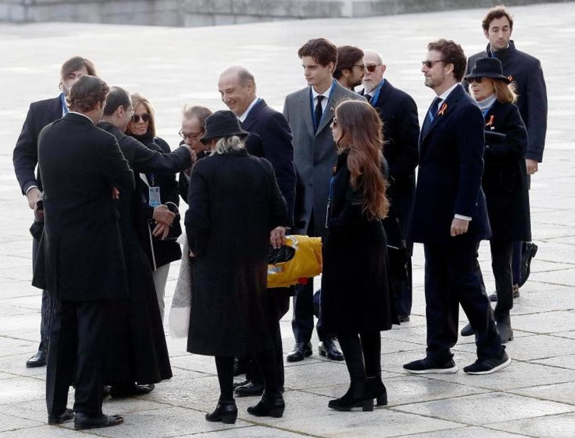 Los familiares de Franco saludan al prior Santiago Cantera (tercero por la izquierda) a su llegada al Valle de los Caídos.. 