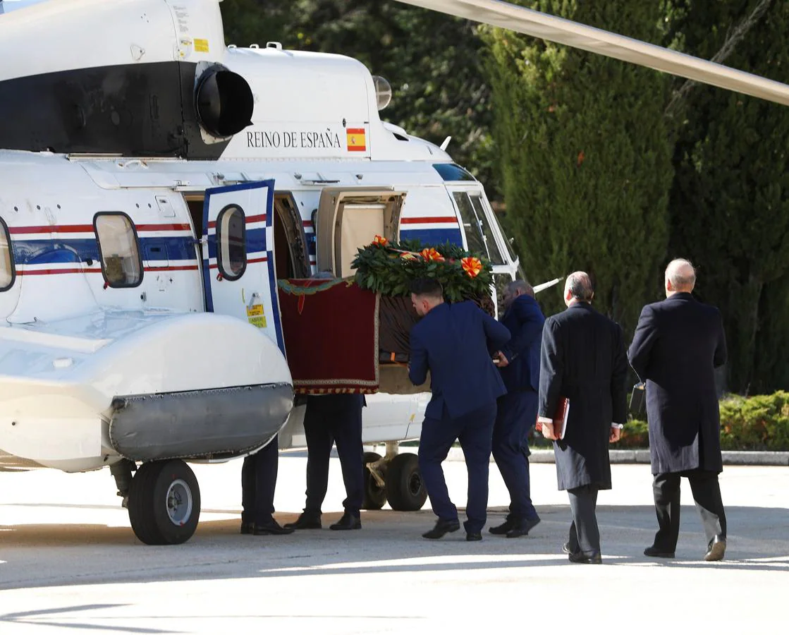 Operarios introducen en el helicóptero del Ejército del Aire el féretro con los restos mortales de Francisco Franco en el Valle de los Caídos, para su posterior traslado al cementerio de El Pardo-Mingorrubio.. 
