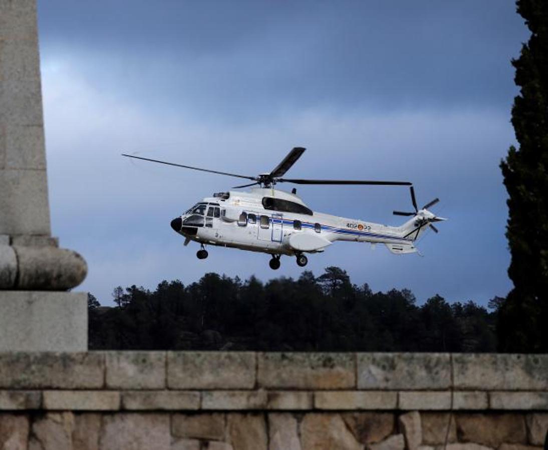 El helicóptero que transportará el féretro con los restos mortales de Francisco Franco hasta el cementerio de El Pardo-Mingorrubio, un Super Puma del Ejército del Aire, a su llegada al Valle de los Caídos.. 