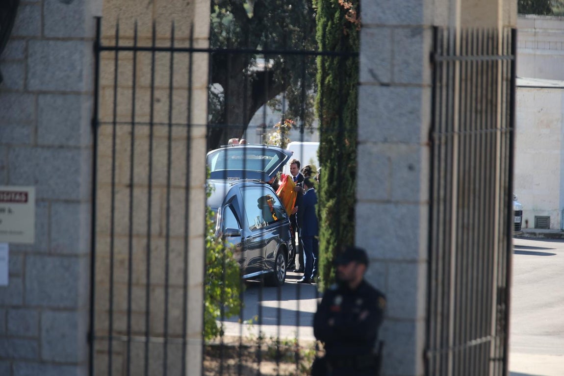 Inhumación de los restos de Franco en el cementerio de Mingorrubio tras la exhumación.. 