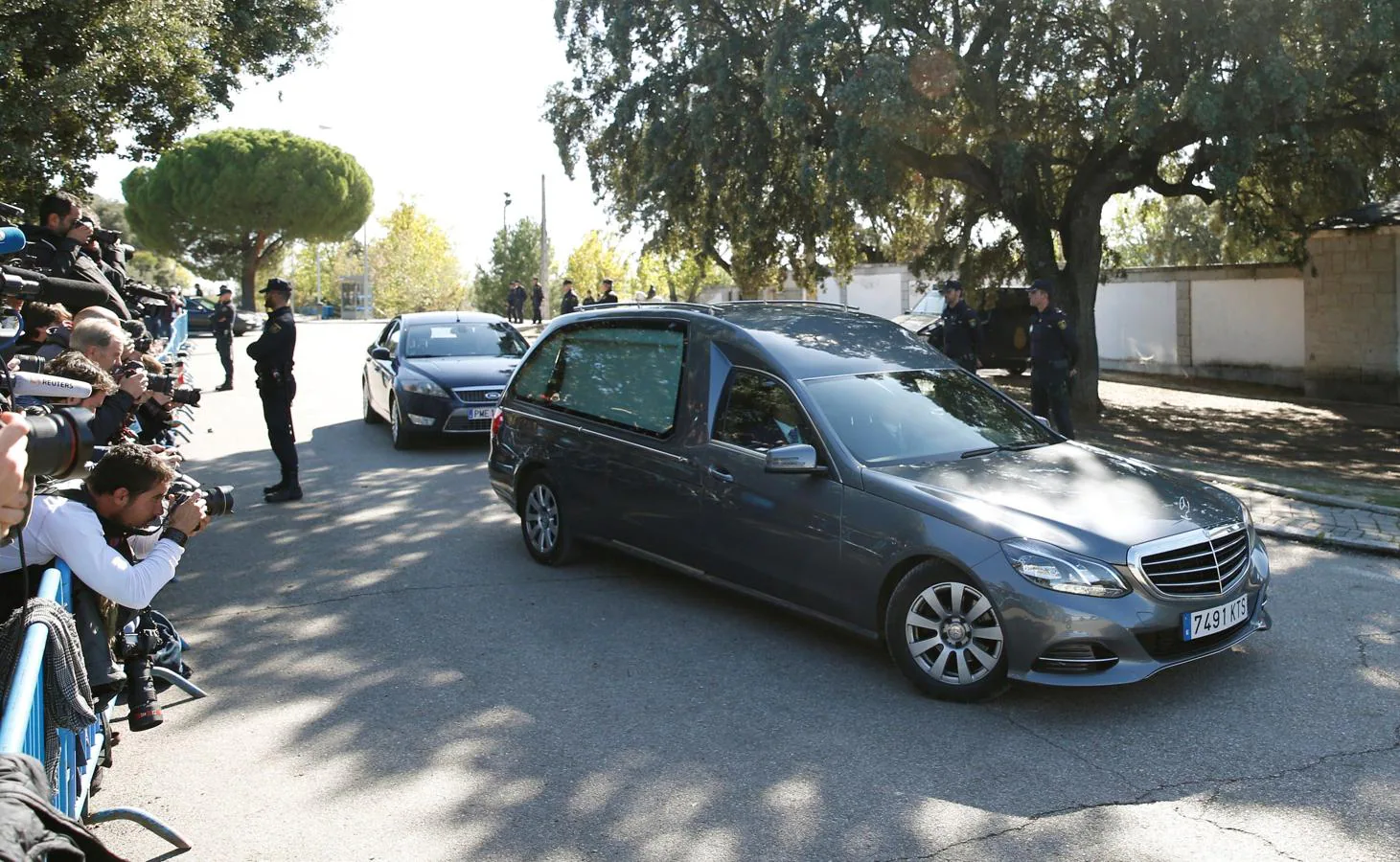 El coche fúnebre que traslada los restos de Francisco Franco a su llegada al cementerio de El Pardo-Mingorrubio.. 