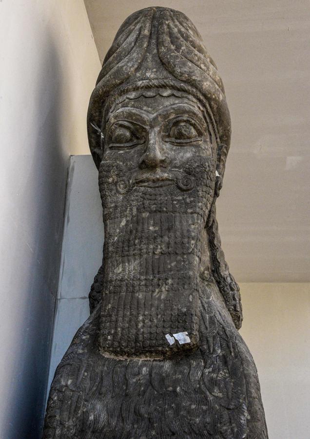 Nimrod, joya del imperio asirio fundado en el siglo XIII a. C., fue devastado con la llegada de la organización terrorista. Los videos mostraban a combatientes del Estado Islámico arrasando, recogiendo o destruyendo el yacimiento arqueológico o saqueando los tesoros preislámicos del Museo Mosul o la Biblioteca de Asurbanipal en la Universidad (la biblioteca real más antigua del mundo, compuesta por más de 30.000 tabletas cuneiformes)