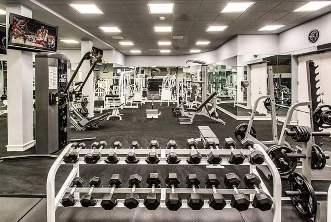 Gimnasio. Michael Jordan se pone en forma, su mansión tiene unas instalaciones deportivas muy completas dotadas de alta tecnología, que incluye cintas de correr personales de Jordan, entrenadores elípticos, Stairmasters, bicicleta Precor, entrenador de arco Cybex y pesas libres