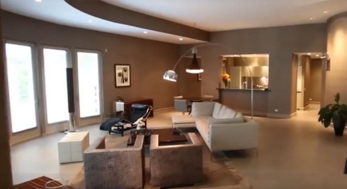 Rincón relajante. En la casa de Jordan hay varios salones, casi tantos como estados de ánimo del propio jugador de baloncesto. El de la imagen está en la platan baja y comunica directamente con el jardín con piscina y campo de golf