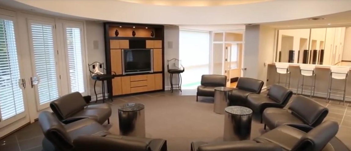 Sala de reuniones. Tras la cancha de baloncesto de tamaño natural Michael Jordan situó una sala de reuniones para eventuales eventos relacionados con su trabajo