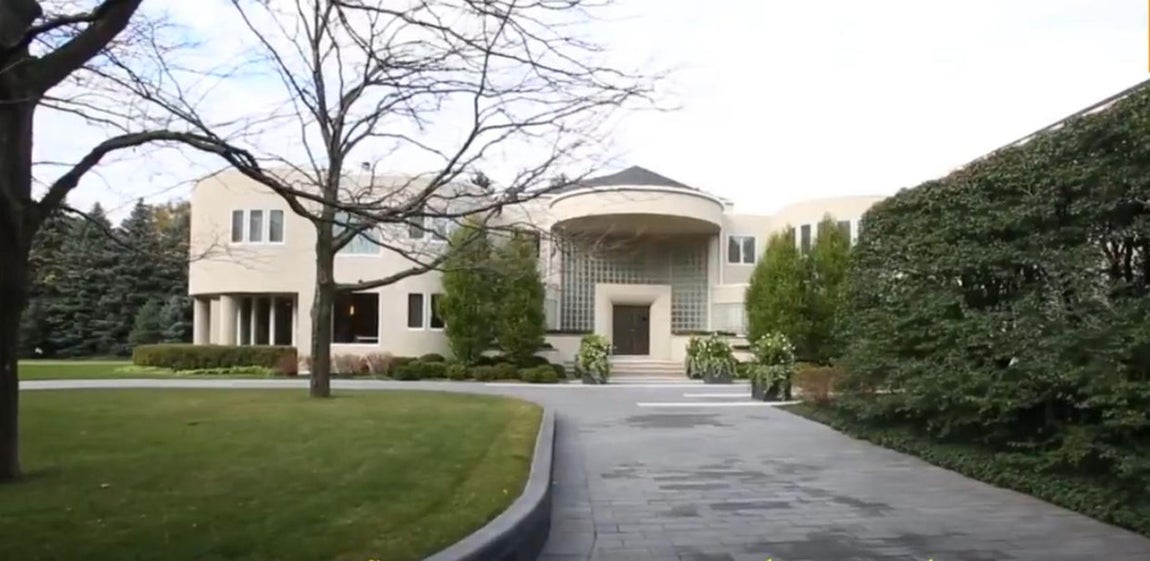 Lujo mal encajado. La mansión de Michael Jordan, de 5.202 metros cuadrados, está en Highland Park (Chicago) y a pesar de ser una vivienda única y lujosa, su entorno no la pone en valor. Las casas más caras del lugar se concentran en otra zona y la prima que encarece el precio de esta casa por pertenecer a alguien famoso no es suficiente