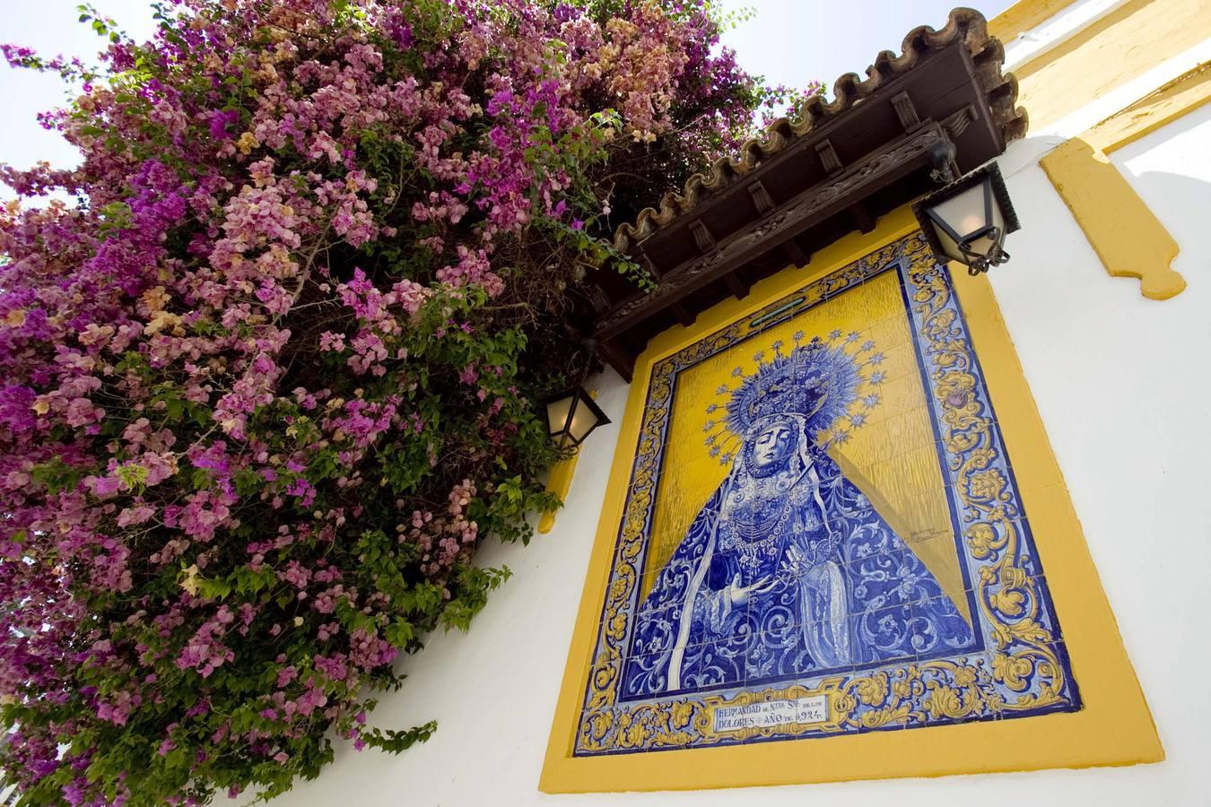 Azulejo de la Virgen de los Dolores en la calle Bailío, obra de Jaime Rodríguez Ritton