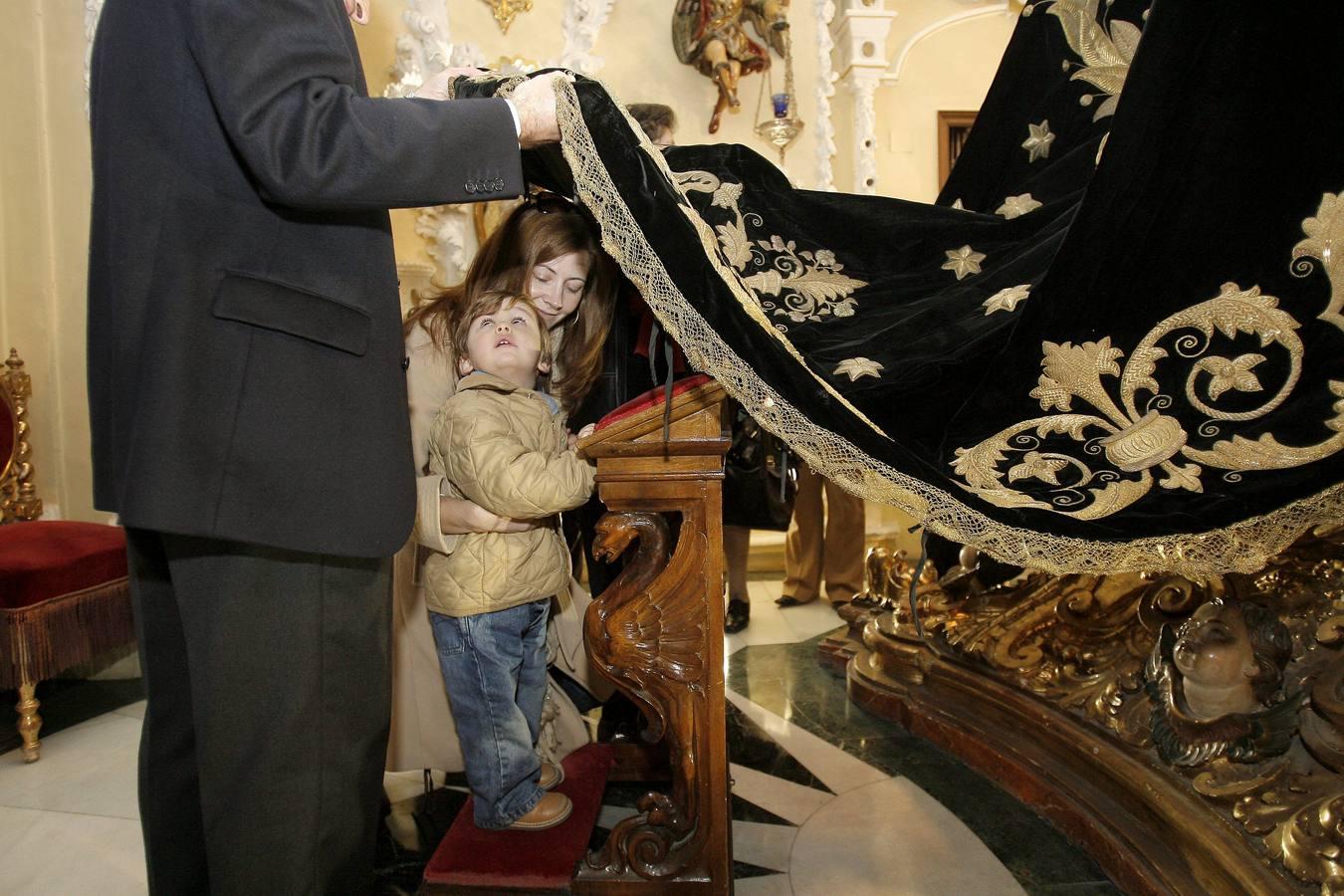 Un niño pasa bajo el manto de la Señora de Córdoba