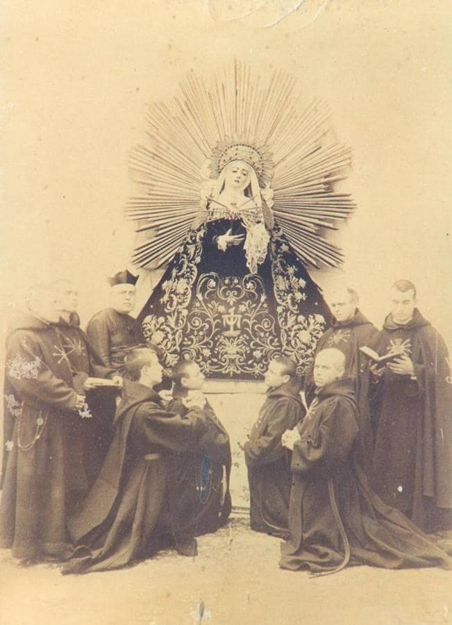 Nuestra Señora de los Dolores, rodeada de frailes, en euna fotografía del siglo XIX