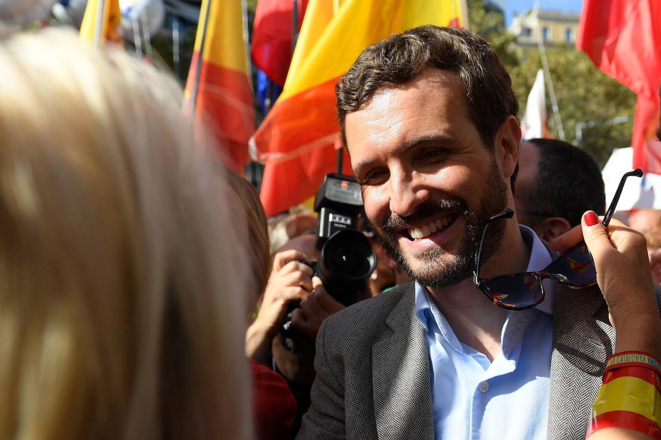 Miles de banderas de España han llenado el Paseo de Gracia de Barcelona. 