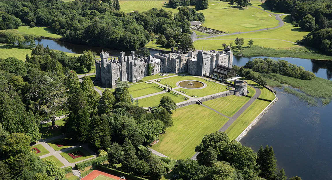 Castillo de Ashford (Irlanda). Cruzar las imponentes puertas de piedra que cuentan con más de 800 años es sumergirte en otro mundo, uno de princesas y leyendas. En sus habitaciones –que van desde la Corrib Rooms hasta la deluxe queen family room– historia y lujo se aúnan para ofrecer a sus huéspedes un descanso de matrícula, algunas de ellas acompañadas de unas vistas perfectas al lago.