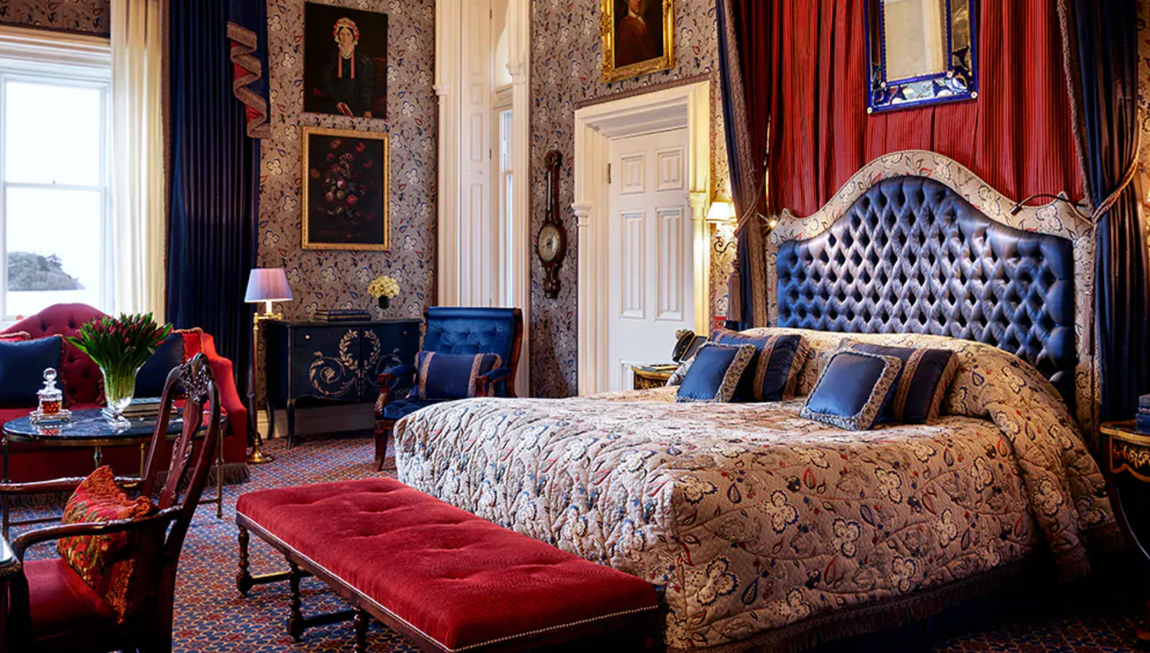 Castillo de Ashford (Irlanda). En su spa realizan tratamientos y sesiones personalizadas para cada huésped orquestados por terapeutas profesionales. Y si lo que deseas es probar la comida típica irlandesa, nada como hacer una parada en uno de sus restaurantes. El precio por noche en una de sus habitaciones estándar va desde los 325 euros y en las suites desde los 2.000 euros.