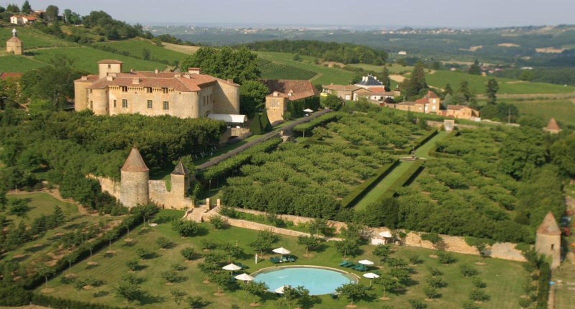 Château de Bagnols (Francia). Esta fortificación, declarada monumento histórico, es un lugar ideal para desconectar en su spa de lujo, para probar los mejores bocados en su restaurante gourmet y descansar en sus suites cuyos nombres corresponden a aquellos que contribuyeron a hacer de este castillo un glorioso lugar tiempo atrás.
