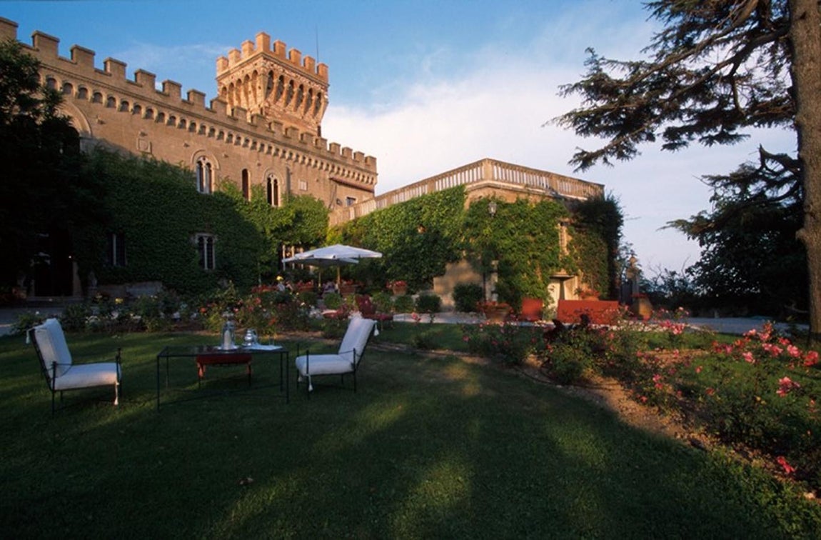Castello di Magona (Italia). Situado entre las ciudades de Siena y Lucca, este castillo que fue la residencia del gran duque de Toscana Leopoldo II ofrece un viaje por la historia con las comodidades del siglo XXI. Cuenta con 10 habitaciones –5 suites, una suite superior y 4 habitaciones dobles– decoradas con muebles antiguos, techos pintados a mano y exquisitos frescos, y se puede alquilar semanalmente como una villa exclusiva y privada.