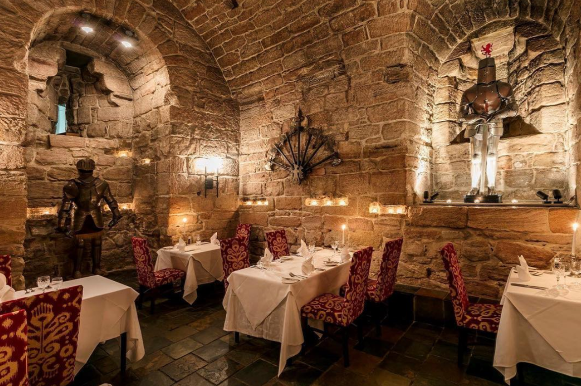 Dalhousie Castle (Edimburgo). Entre sus habitaciones destaca la Themed Suite una espaciosa y extravagante habitación temática decorada con mucho carácter. Cuenta con sala de estar y dormitorio independiente y su precio va desde los 284 euros por noche.