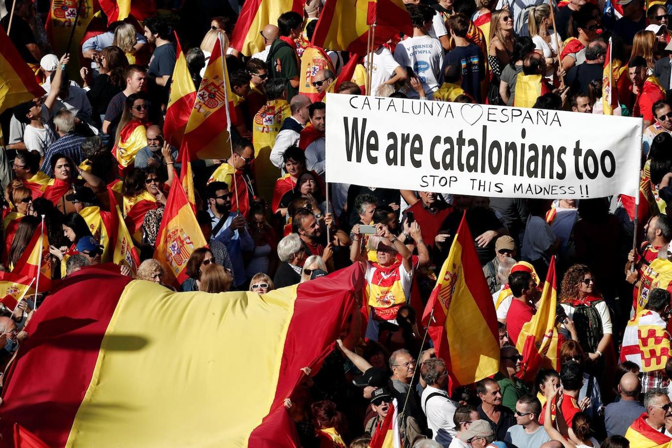 Miles de banderas de España han llenado el Paseo de Gracia de Barcelona. 