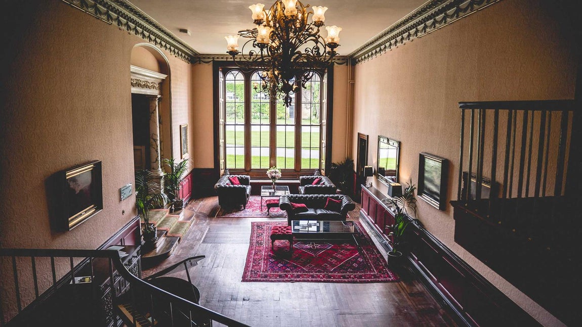 Swinton Park (Inglaterra). Situado en Yorkshire está Swinton Park, un castillo privado del siglo XVII convertido hoy en un hotel de lujo.  El precio por noche va desde los 230 euros.
