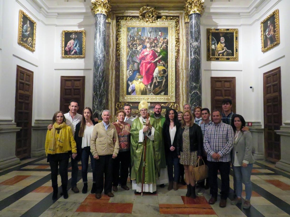 El misionero David Sánchez con su familia y el arzobispo. 