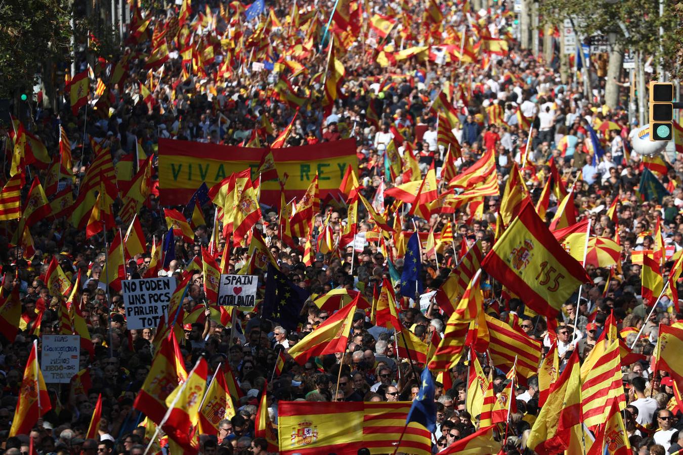 Miles de banderas de España han llenado el Paseo de Gracia de Barcelona. 