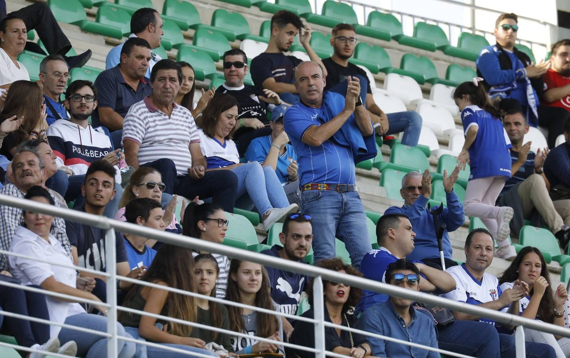 Tifo y buen ambiente en las gradas en el Córdoba CF-San Fernando