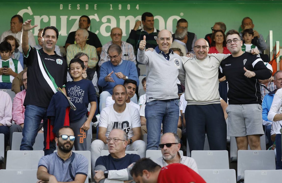 Tifo y buen ambiente en las gradas en el Córdoba CF-San Fernando