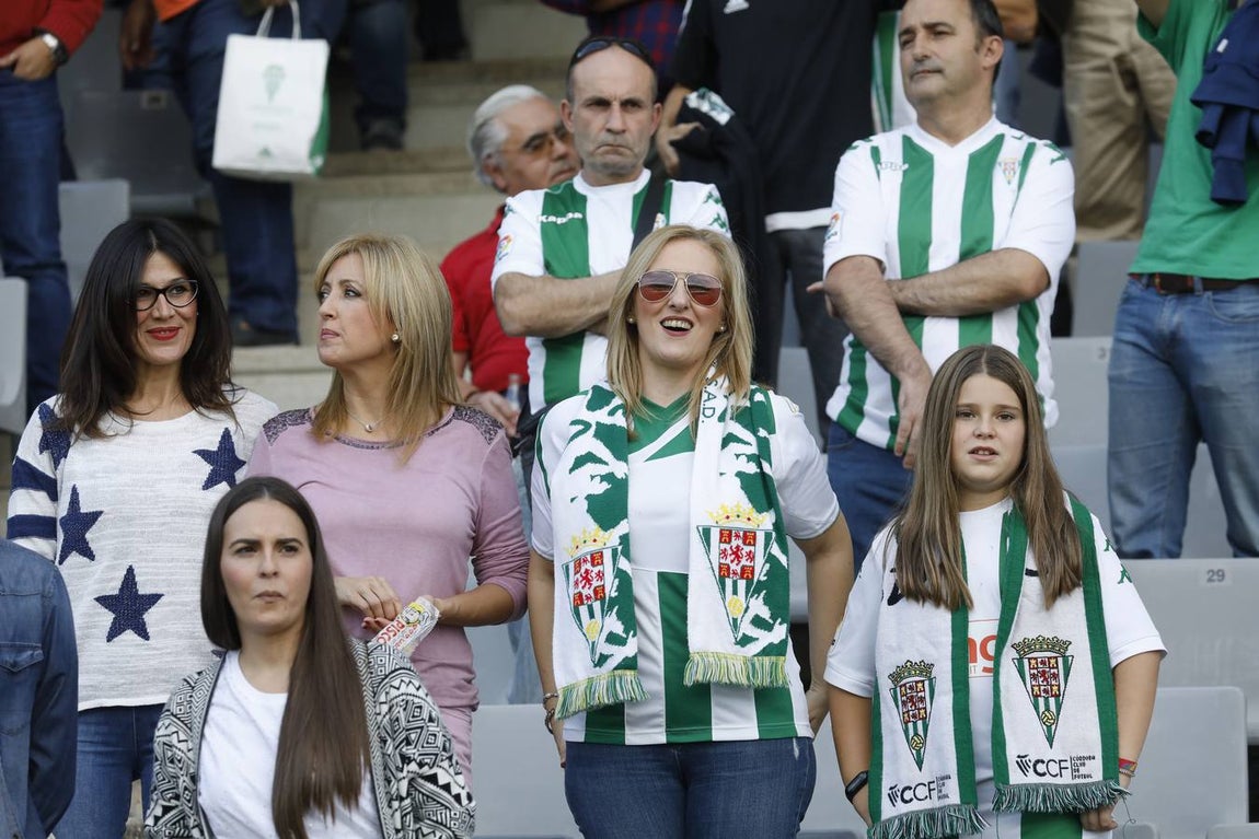 Tifo y buen ambiente en las gradas en el Córdoba CF-San Fernando