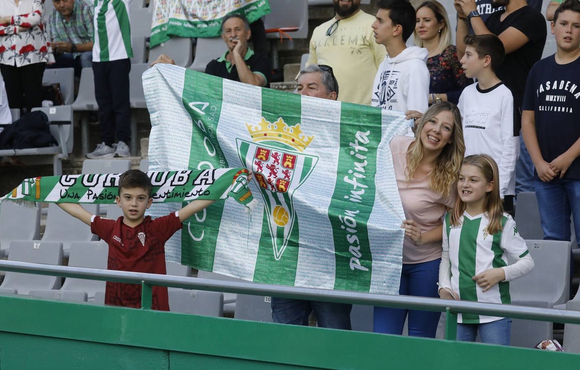 Tifo y buen ambiente en las gradas en el Córdoba CF-San Fernando