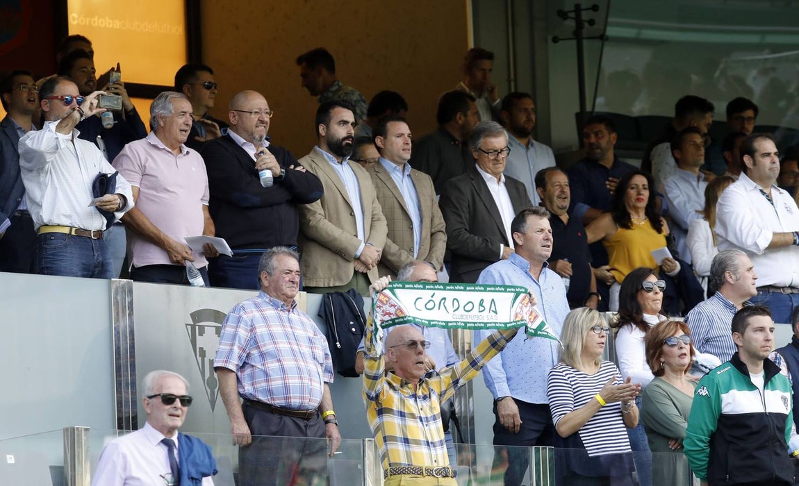Tifo y buen ambiente en las gradas en el Córdoba CF-San Fernando