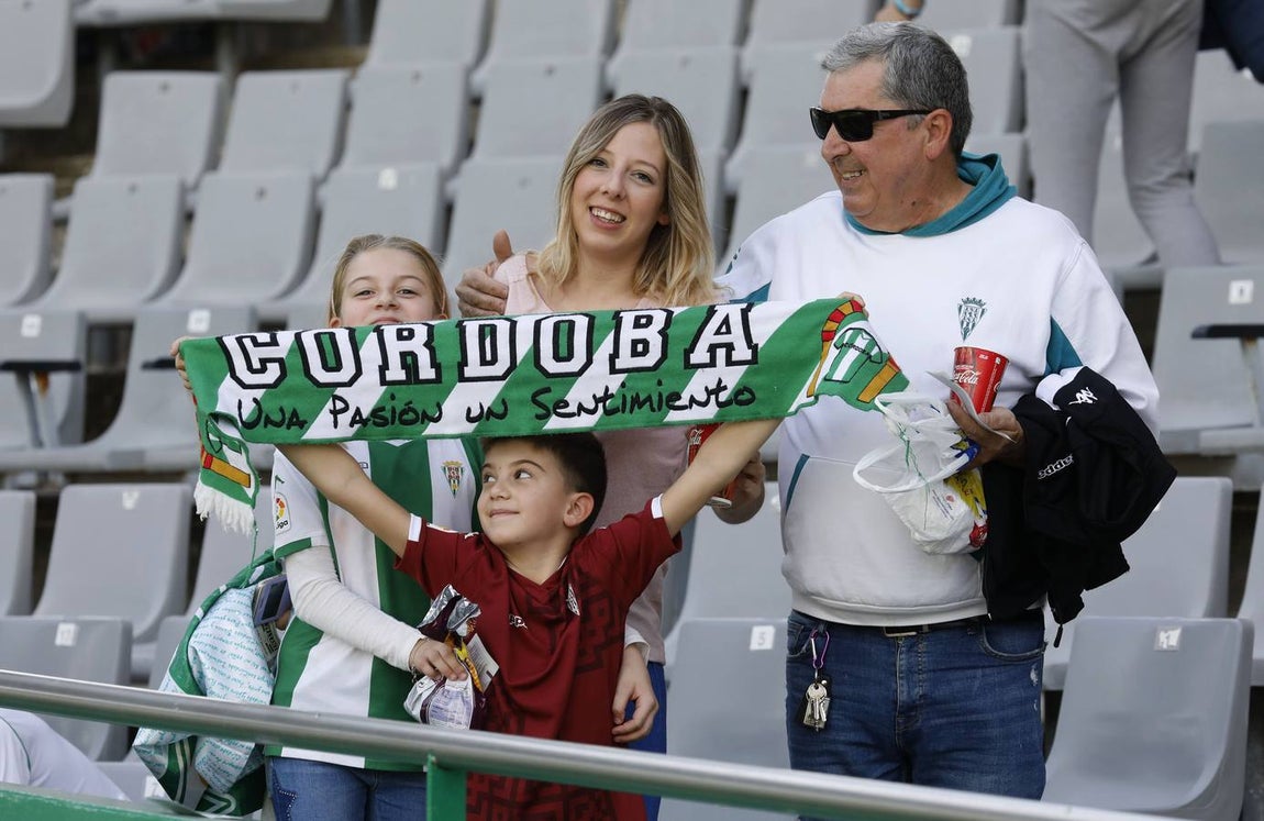 Tifo y buen ambiente en las gradas en el Córdoba CF-San Fernando