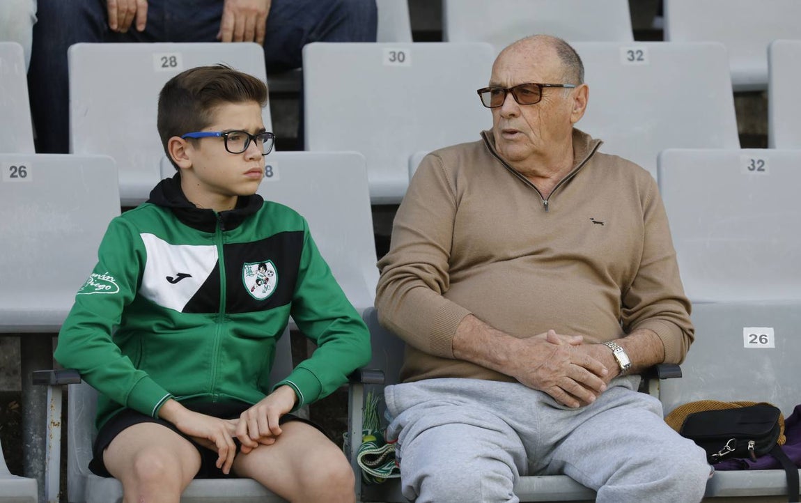 Tifo y buen ambiente en las gradas en el Córdoba CF-San Fernando