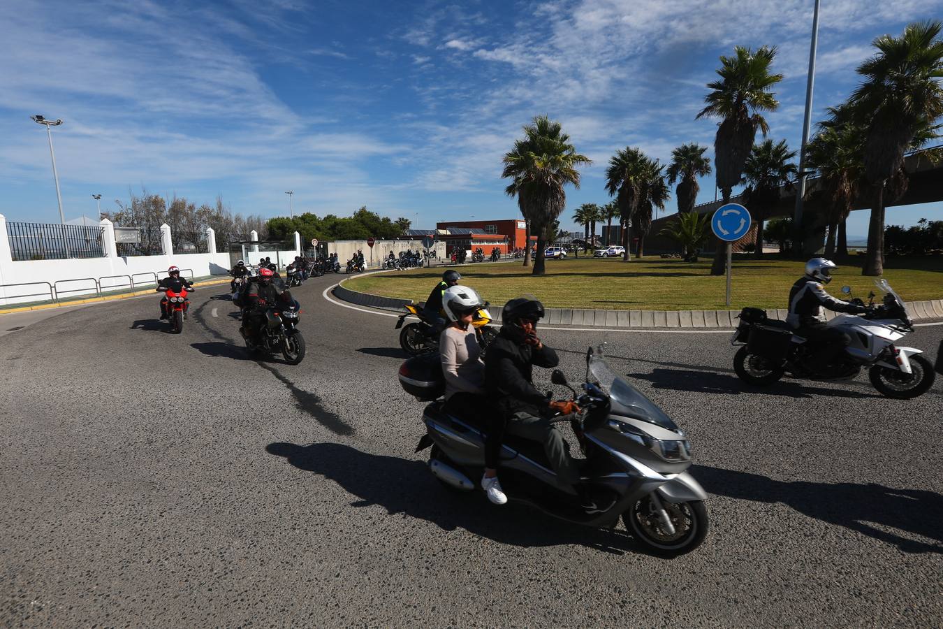 Un millar de moteros, contra los guardarraíles sin protección