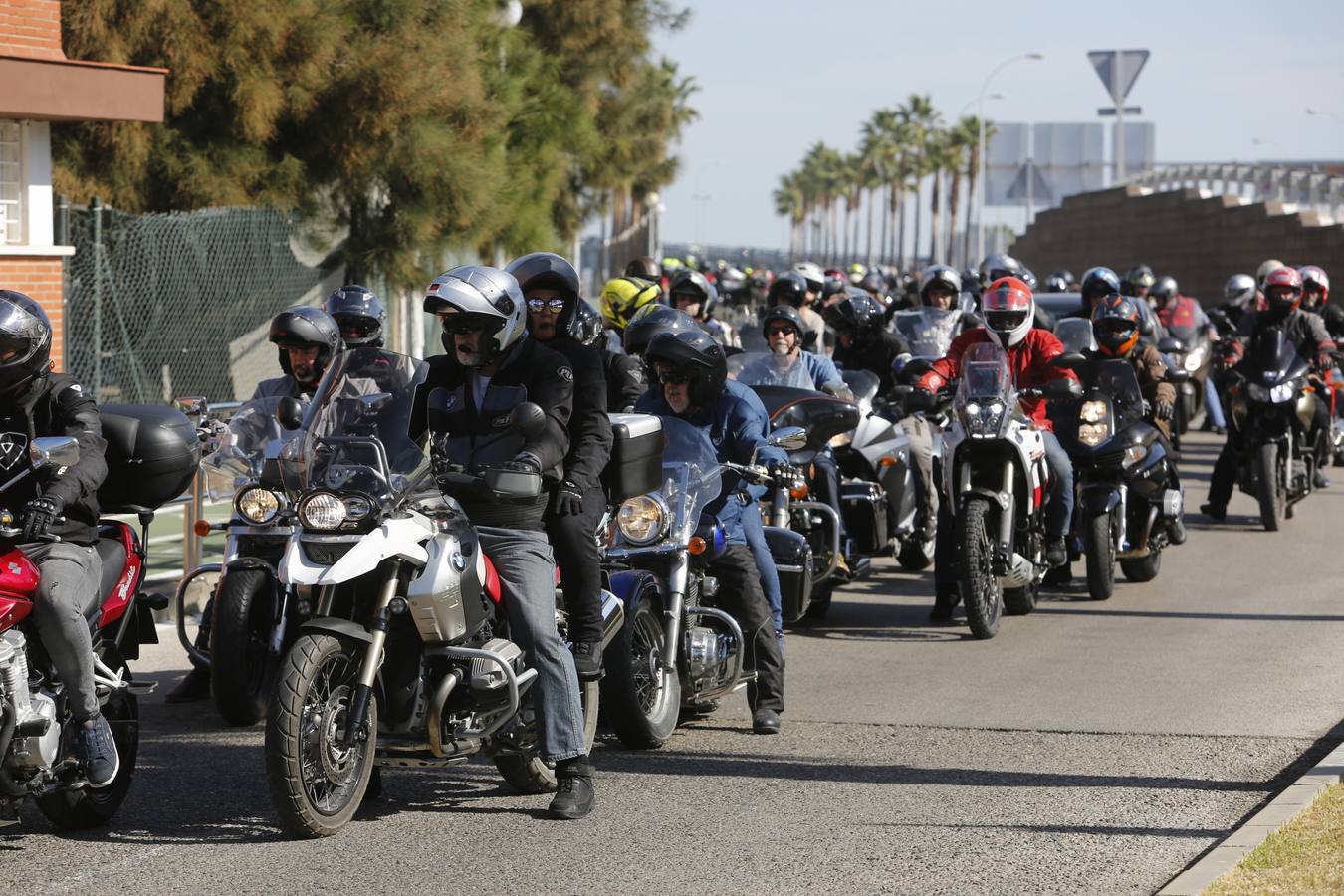 Un millar de moteros, contra los guardarraíles sin protección