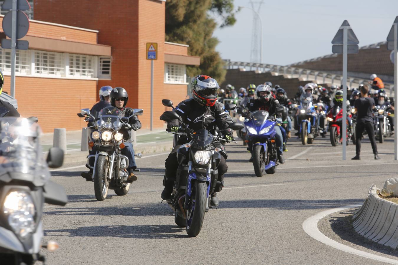 Un millar de moteros, contra los guardarraíles sin protección