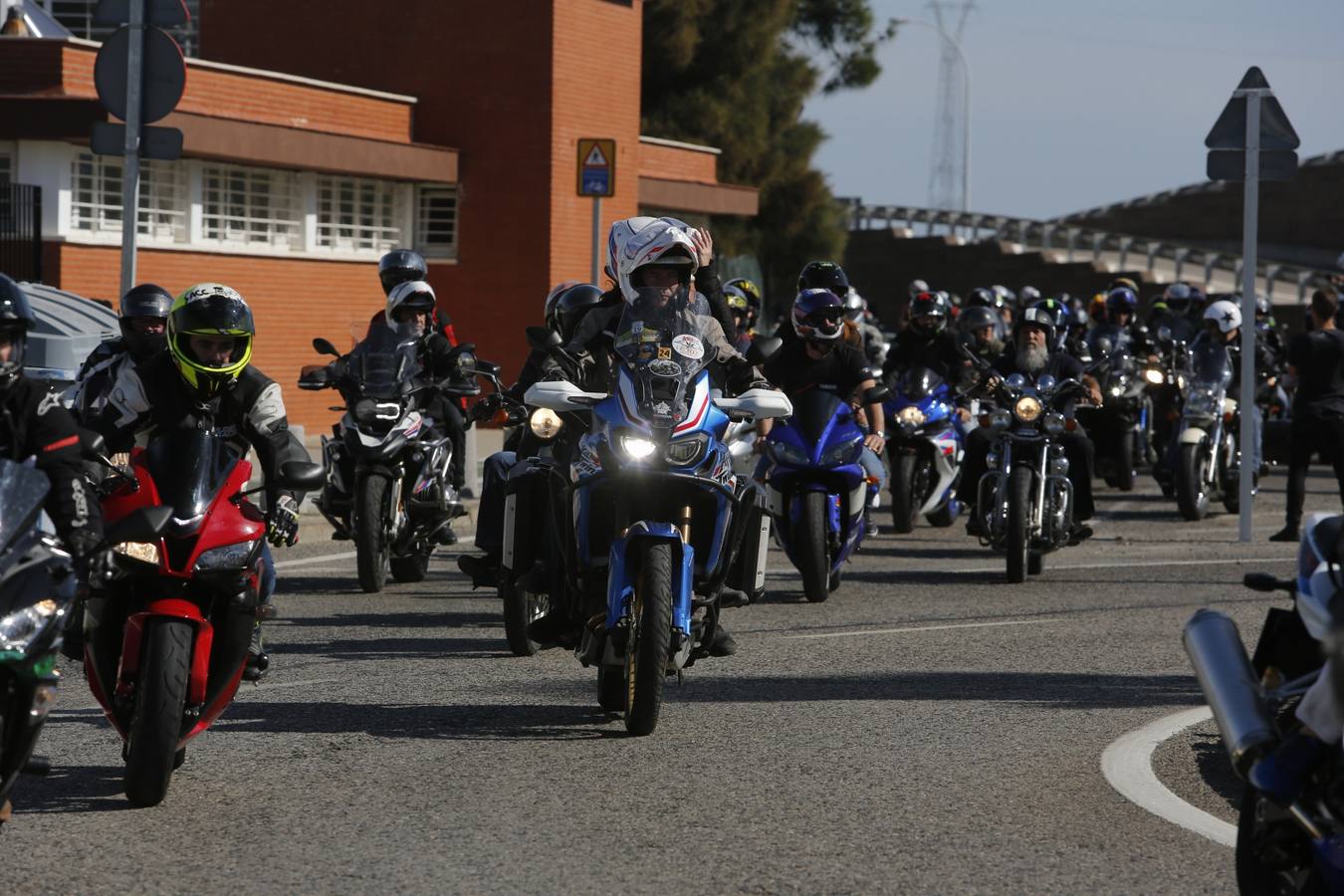 Un millar de moteros, contra los guardarraíles sin protección